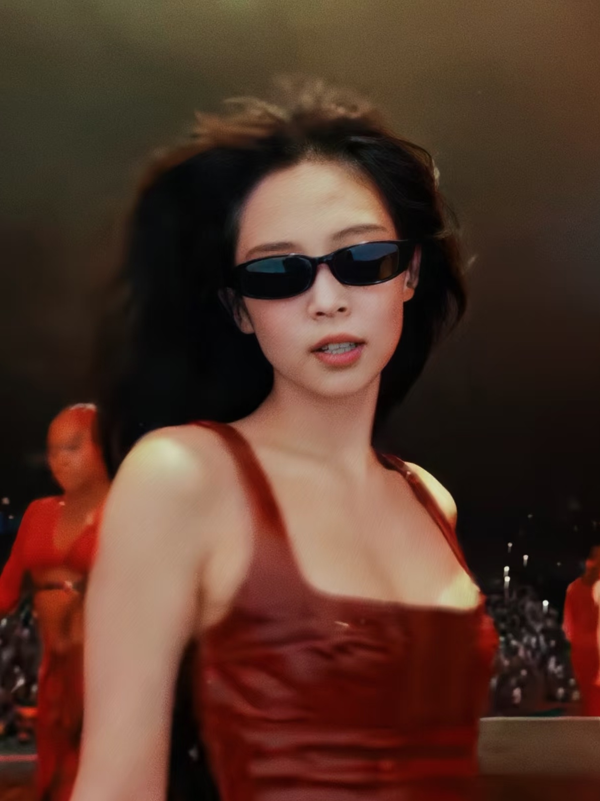 Street Fashion Pose - Jennie Concert Vintage Small Frame Sunglasses