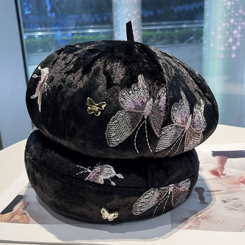Fashionable Butterfly Embroide - Street Fashion Pose 评论和价格