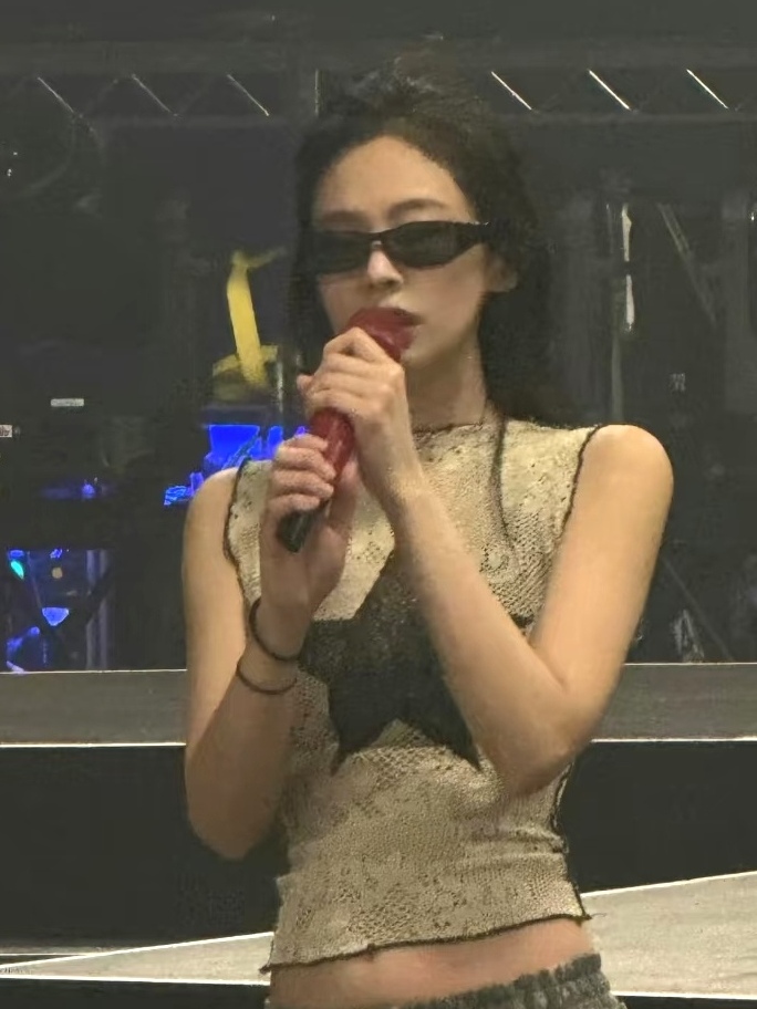 Jennie Concert Vintage Small F - Street Fashion Pose 评论和价格