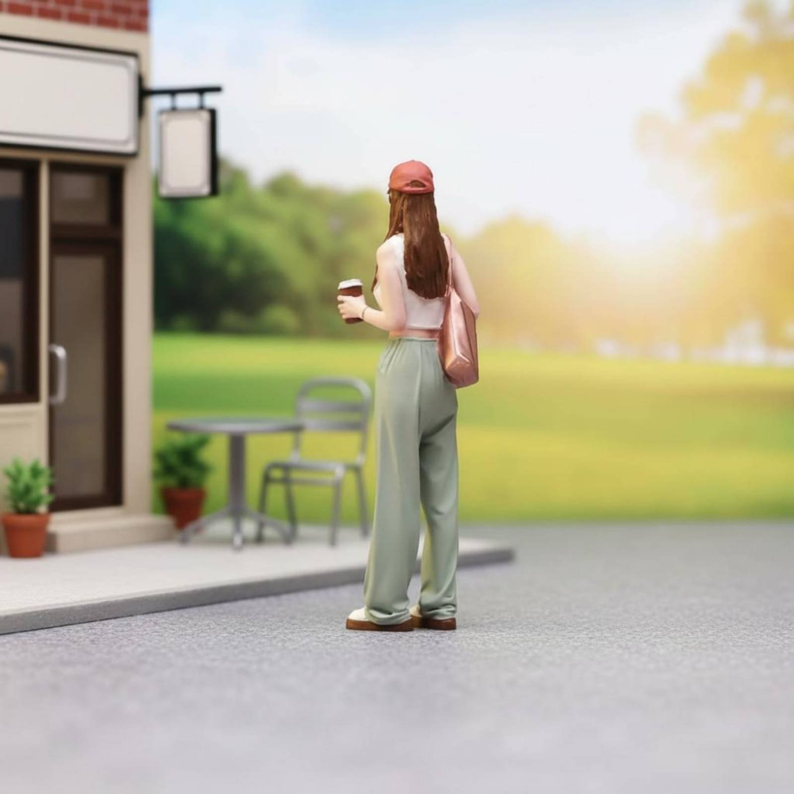 Girl Figure Holding Coffee Col - Street Fashion Pose 评论和价格